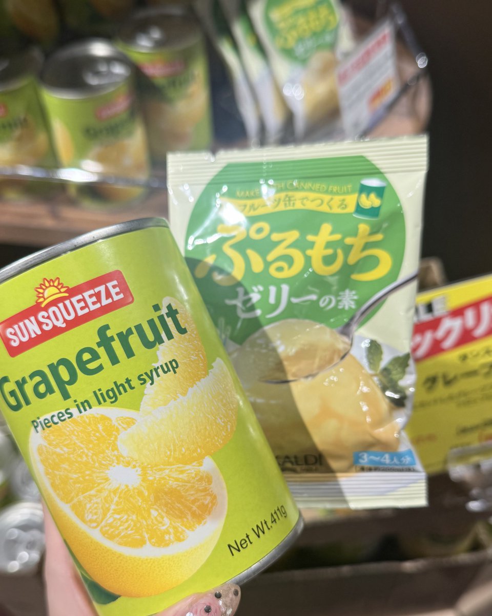 momochiko5's tweet photo. 陳列がﾄﾞﾊﾟオバ仕様すぎるカルディ
レンチンして冷蔵庫ブチ込むだけなのにうますぎて飲んだ https://t.co/tYpi0PTQNE