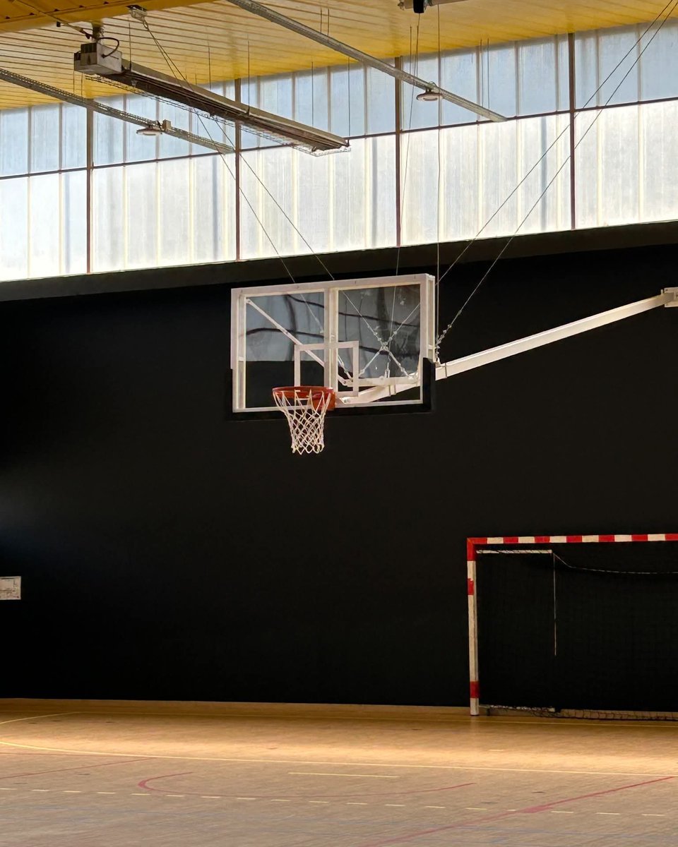 sebastmenard's tweet photo. #Travaux | Le dernier des 3 gymnases rénovés est enfin opérationnel. Nouvelle dalle, nouveau sol sportif, nouvelle peinture, nouveaux paniers de basket... 1 an et demi entre mon feu vert en mars 2025 et la livraison cet été. Merci à ceux qui ont fait le nécessaire pour y arriver, ils se reconnaîtront. Bonne saison aux clubs. 😉👏💪