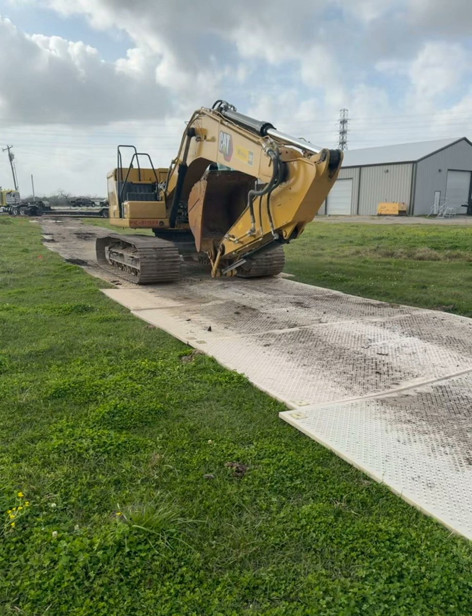 Mats_Fuel_Equip's tweet photo. An excavator walking a straight line across Big Bad Mats.  Solid footing, no ruts, no pick crew to clean up after. https://t.co/ffoTzyHCyT