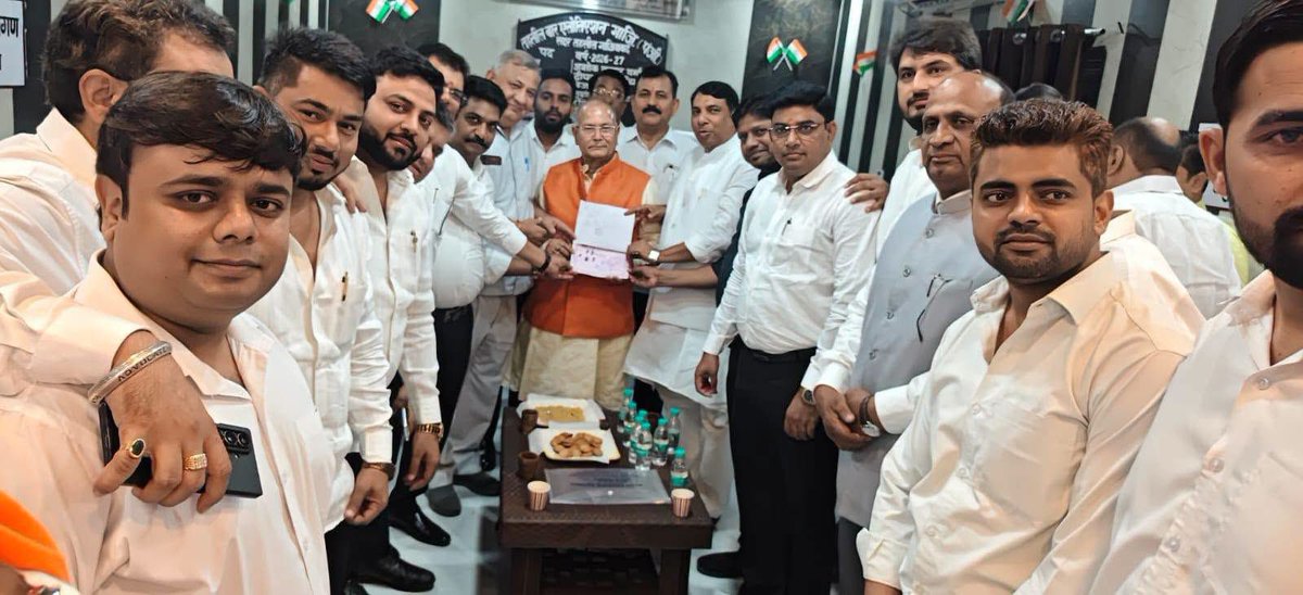 sanjivsharmabjp's tweet photo. आज भाजपा के  नए कार्यालय की रजिस्ट्री के लिए लखनऊ से पधारे भारत दीक्षित जी के साथ तहसील में रजिस्ट्रार कार्यालय में पहुचें तथा तहसील बार रूम में साथी वकीलों ने स्वागत किया तथा चाय नास्ता कराया और मिठाई खिलाकर बधाई दी 

साथी कार्यकर्ता उपस्थित रहे इस अवसर पर जिला अध्यक्ष चैन……! https://t.co/fIdjLYirzF