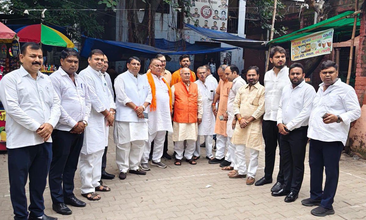 sanjivsharmabjp's tweet photo. आज भाजपा के  नए कार्यालय की रजिस्ट्री के लिए लखनऊ से पधारे भारत दीक्षित जी के साथ तहसील में रजिस्ट्रार कार्यालय में पहुचें तथा तहसील बार रूम में साथी वकीलों ने स्वागत किया तथा चाय नास्ता कराया और मिठाई खिलाकर बधाई दी 

साथी कार्यकर्ता उपस्थित रहे इस अवसर पर जिला अध्यक्ष चैन……! https://t.co/fIdjLYirzF