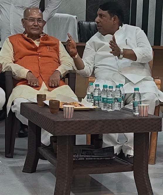 sanjivsharmabjp's tweet photo. आज भाजपा के  नए कार्यालय की रजिस्ट्री के लिए लखनऊ से पधारे भारत दीक्षित जी के साथ तहसील में रजिस्ट्रार कार्यालय में पहुचें तथा तहसील बार रूम में साथी वकीलों ने स्वागत किया तथा चाय नास्ता कराया और मिठाई खिलाकर बधाई दी 

साथी कार्यकर्ता उपस्थित रहे इस अवसर पर जिला अध्यक्ष चैन……! https://t.co/fIdjLYirzF