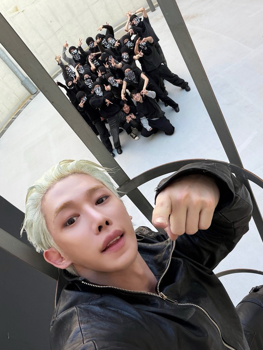 official__wonho's tweet photo. 세상을 내려다보니 이렇게 멋진 백성들과 함께였구나

#WONHO #원호
#CORE
#DontWakeMeUp https://t.co/DGK8AEUWlz