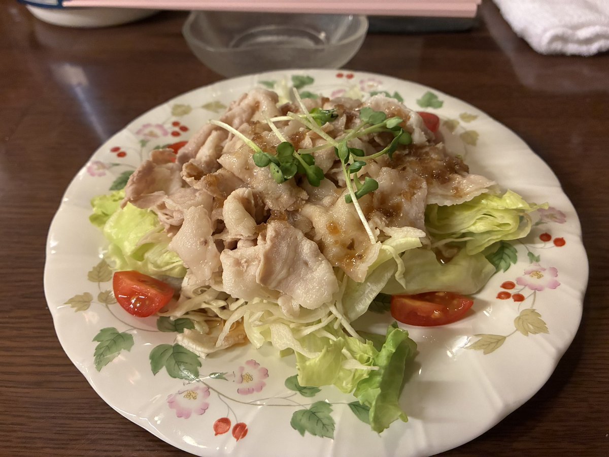 tsuki75percent's tweet photo. 7連勤した足で行きつけソロ飲み
サビ残の事務作業しながら……

豚しゃぶのビタミンがありがてえ
ぐんぐん回復してる気がする

ステータスオープン！！

…………

見れないฅ( ˙꒳​˙ ฅ)！ https://t.co/1zRn9voclX