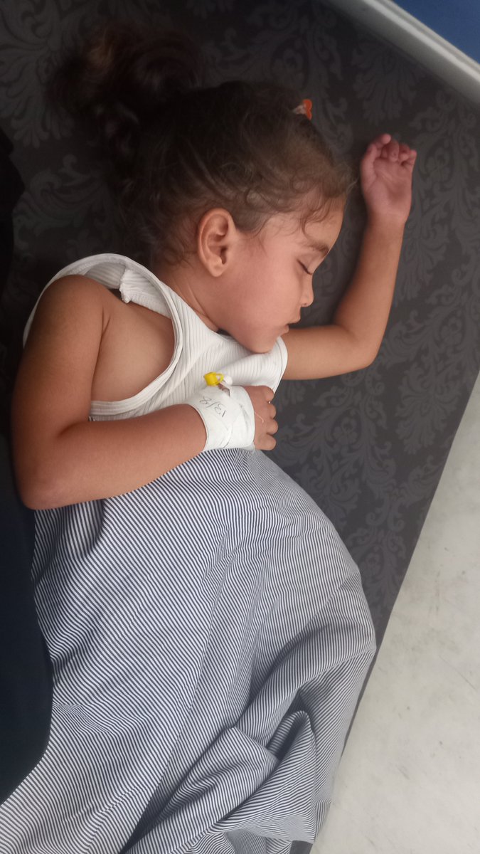AnnaSafa2999's tweet photo. Day five, and my daughter is melting away in pain within the cold hospital walls. No food to soothe her, no fuel to warm her.
Donate to save her life; she awaits your help before my frail body becomes her last refuge.🙏🏼🙏🏼🙏🏼 https://t.co/ko6MIeSsle