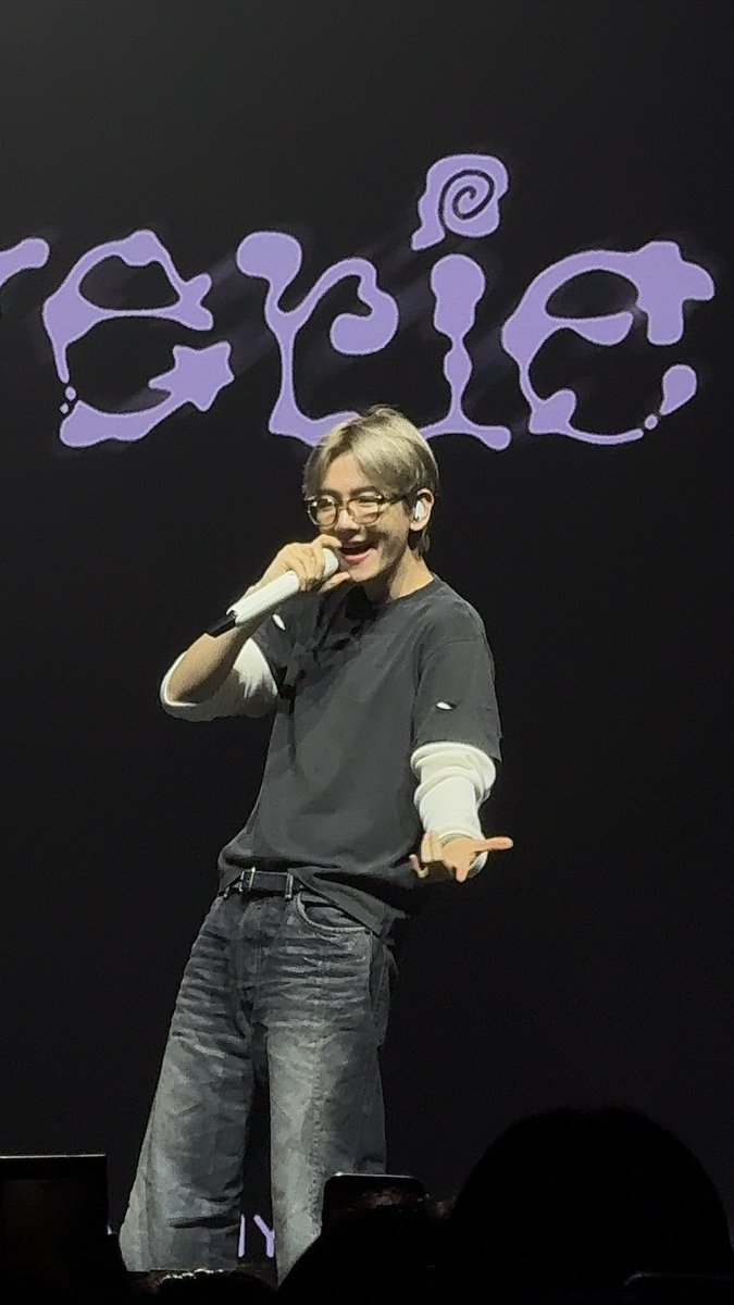 kyoongsverse's tweet photo. HE'S WEARING REVERIE IN MNL SOUNDCHECK OUTFIT https://t.co/ZSZsRVor0R