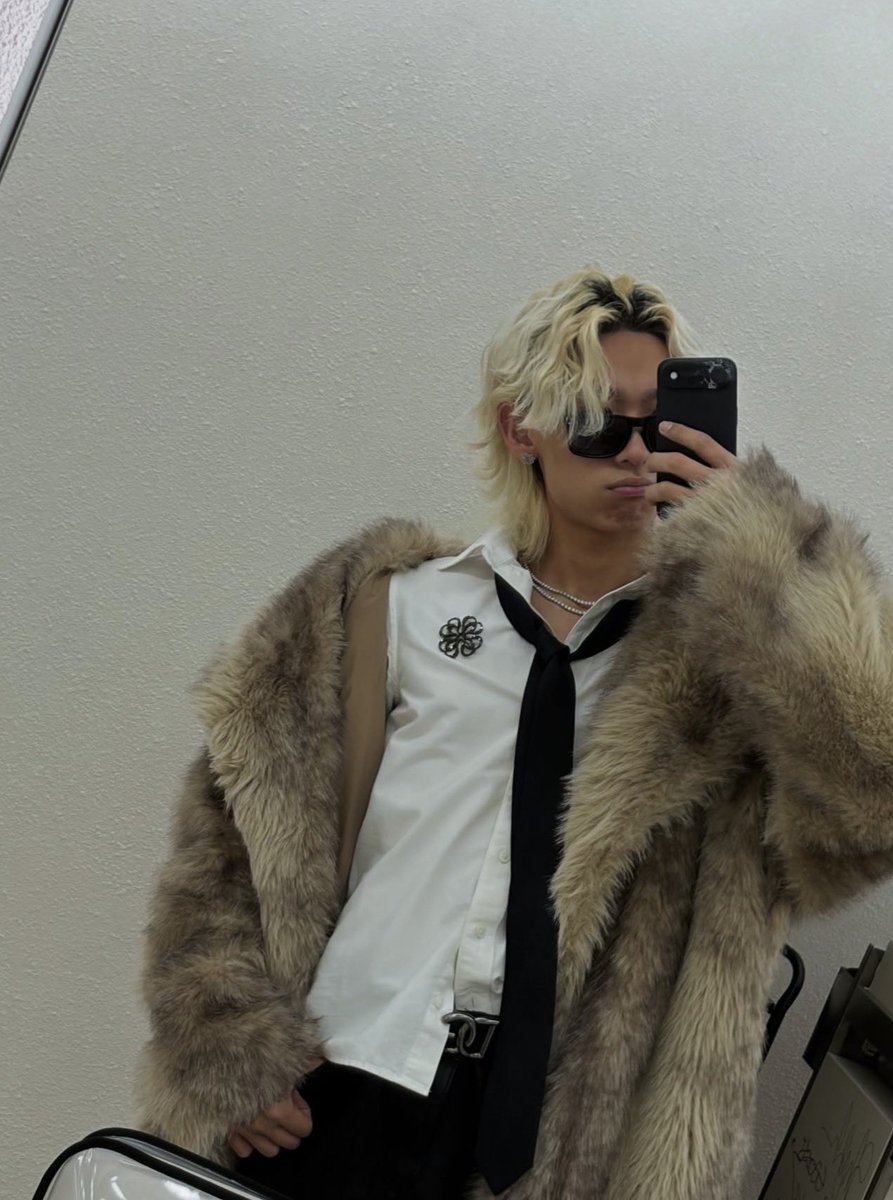 alittledecqair's tweet photo. no one:

but him :3 https://t.co/hJXFpdSy9W