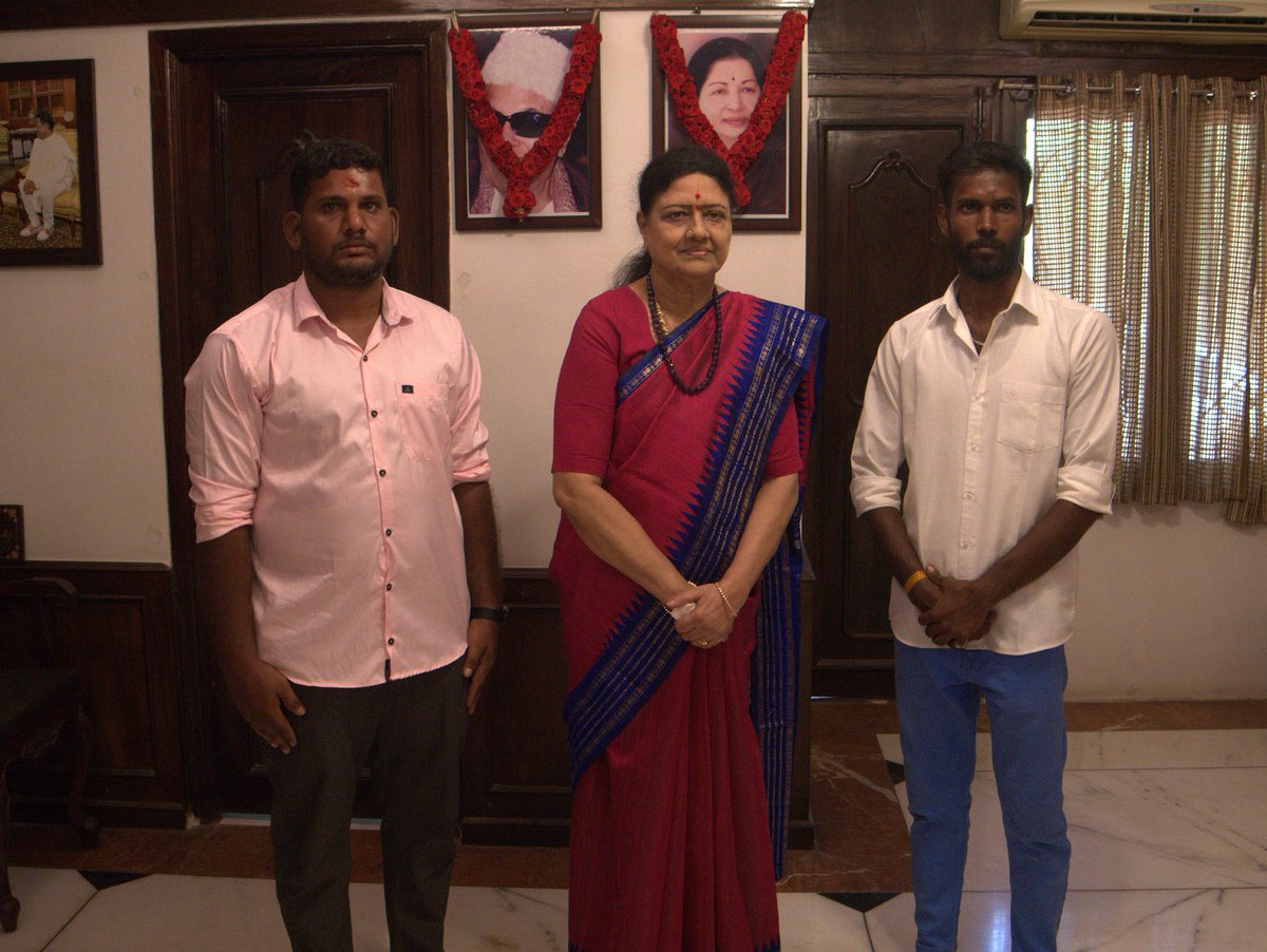 VKSoffice's tweet photo. புரட்சித்தாய் சின்னம்மாவின் பிறந்தநாளன்று அவர்களை சந்திக்க வந்த தொண்டர்கள்

#puratchithai #chinnamma #officeofvks #cadresmeet https://t.co/SJQn4AMXlV