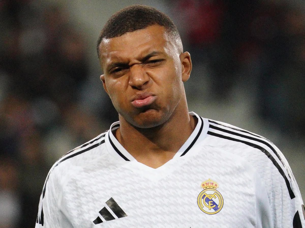 HotTakesFooty's tweet photo. Kylian Mbappé: best player at a home World Cup, one of the most gifted attackers alive… and STILL hasn't won a single trophy at Real Madrid 😳 Individual brilliance means nothing in the club that only measures itself in silverware. #RealMadrid #Mbappe https://t.co/SpareyjEmq