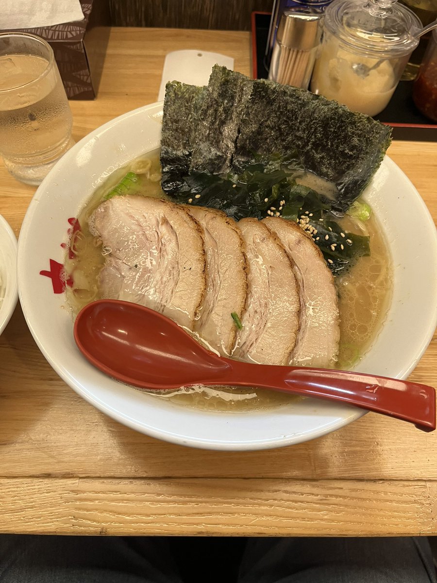 dai7881's tweet photo. ラーメン大桜 十日市場本店@緑区十日市場町
チャーシューメン 中盛 ワカメトッピングで注文🍜
本店は久しぶりに来ました✨
濃いめの豚骨醤油が効いたスープに、脂身が程よくあるチャーシューが合わさって美味かったです😋 https://t.co/pMKG9cIL3p