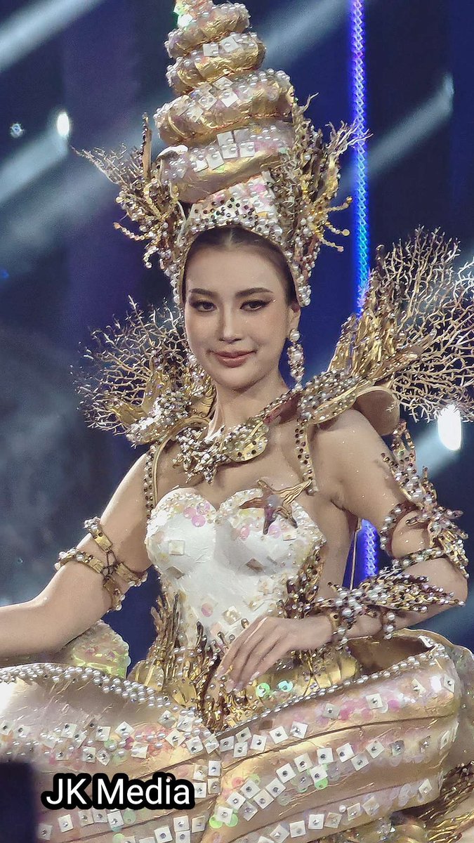 JKmediaTH's tweet photo. ตระการตาสมศักดิ์ศรี! รอบชุดประจำชาติ Miss Universe Thailand 2026 ขนทัพ 77 สาวงาม ถ่ายทอดอัตลักษณ์ท้องถิ่นผ่านคอนเซ็ปต์ “FOOD &amp; FRUITS THAILAND SOFT POWER” สีสันจัดเต็ม ไอเดียสร้างสรรค์ พร้อมเผยเสน่ห์อาหารและผลไม้ไทยได้น่าประทับใจ

#MissUniverseThailand2026 #MUT2026 #ThaiSoftPower https://t.co/uClBRxlrRQ