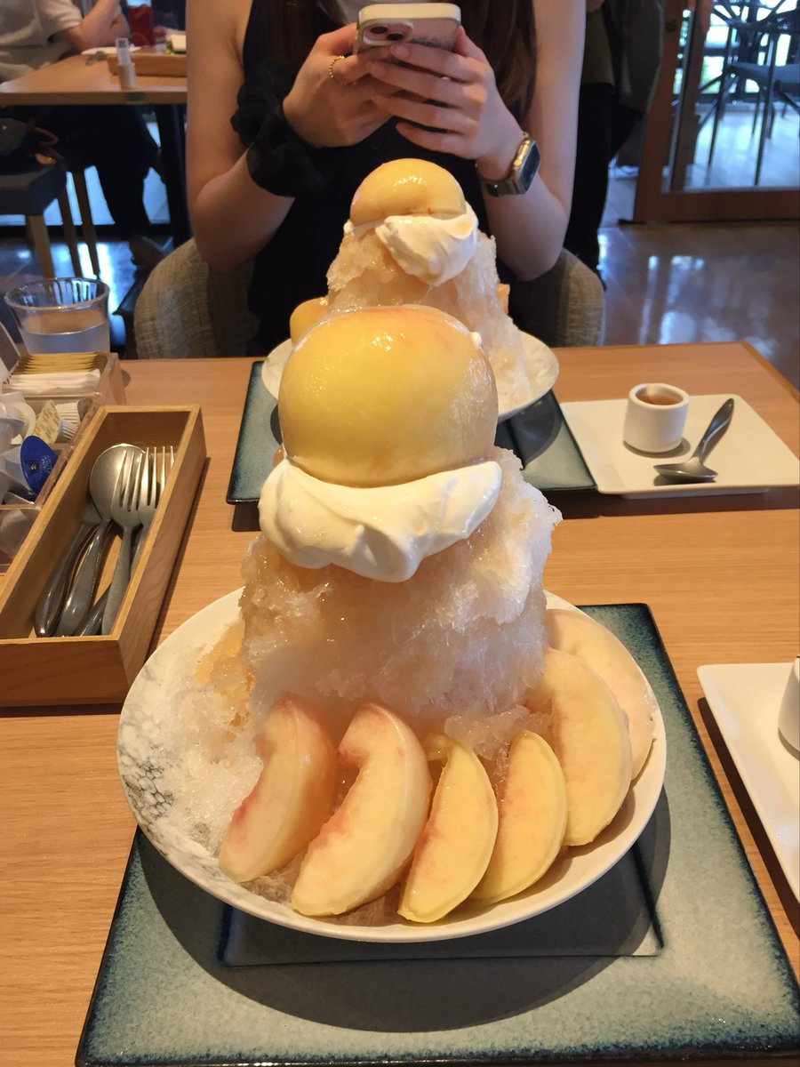 minomru's tweet photo. 特大もものかき氷🍧⋆˙⟡ https://t.co/ASMVpjnyaZ