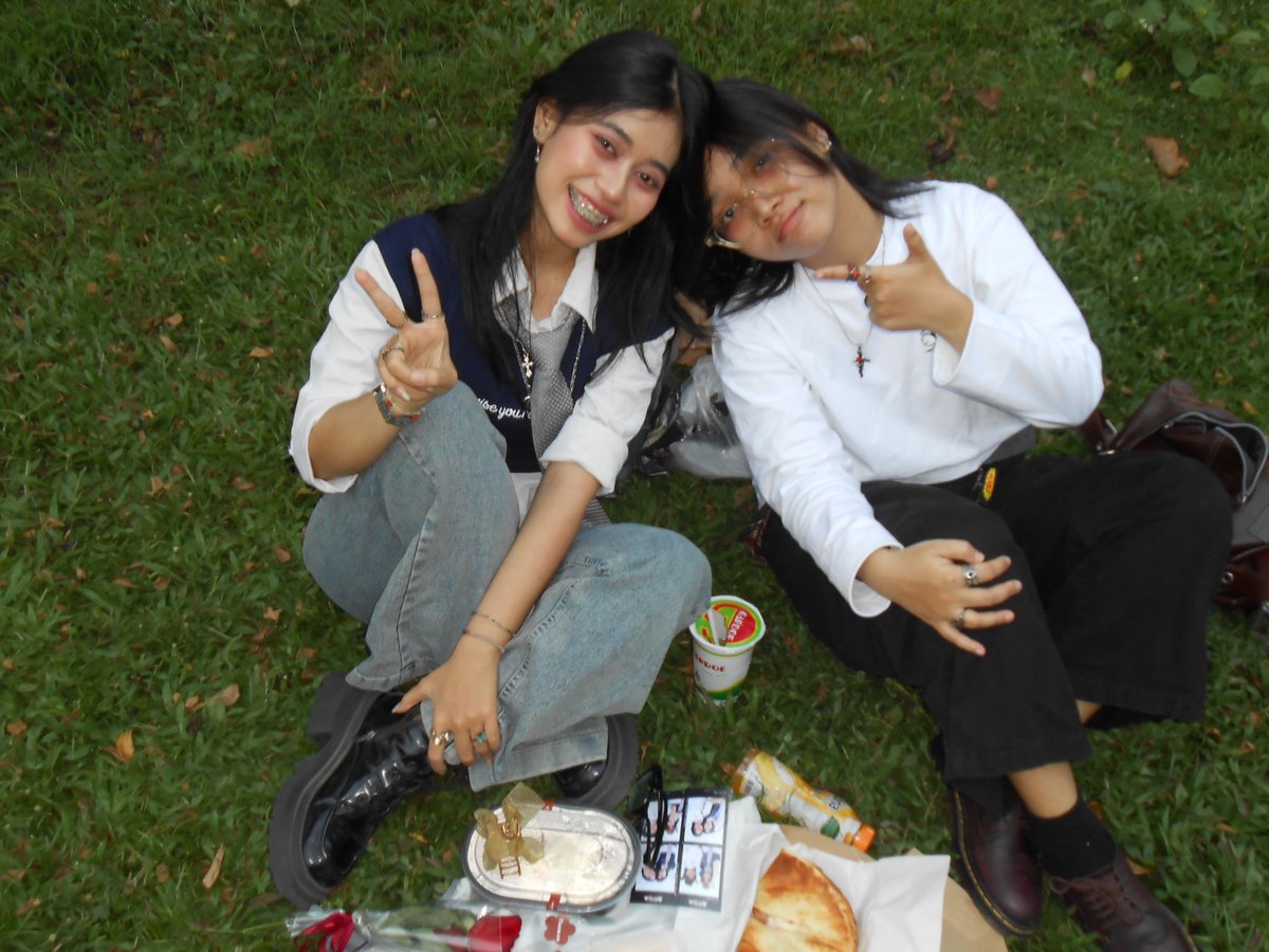 suguruswaif's tweet photo. Kakak-kakak dengan hastag wlw yang piknik di wisdom park itu adalah kami. https://t.co/496I0s7koh