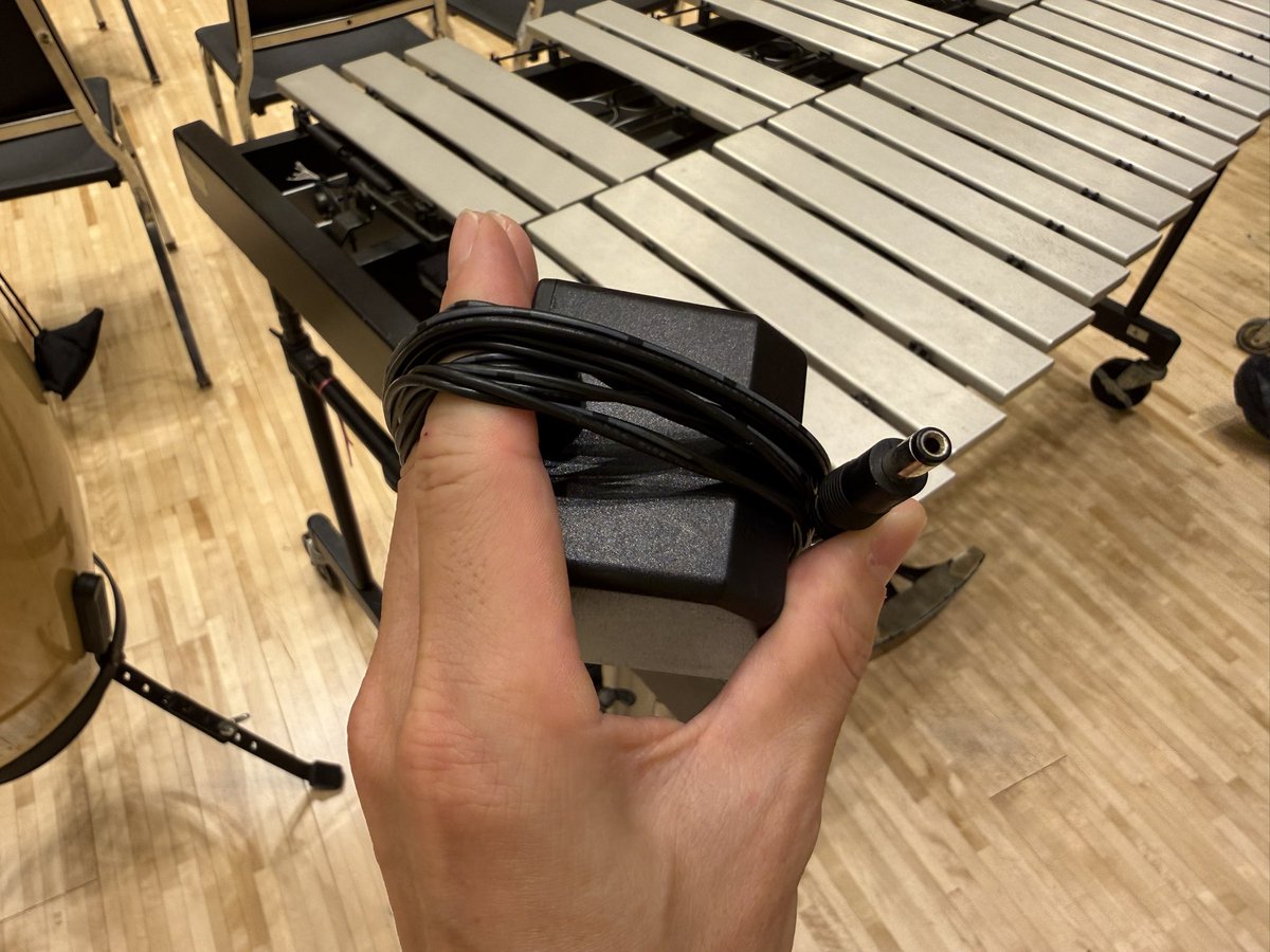 yuto_shimazaki's tweet photo. ヴィブラフォンやキーボードの電源がすぐ断線するじゃと？
全く最近の若いもんは…「スーファミ巻き」も知らんとは…😩 https://t.co/AM4lixpylT