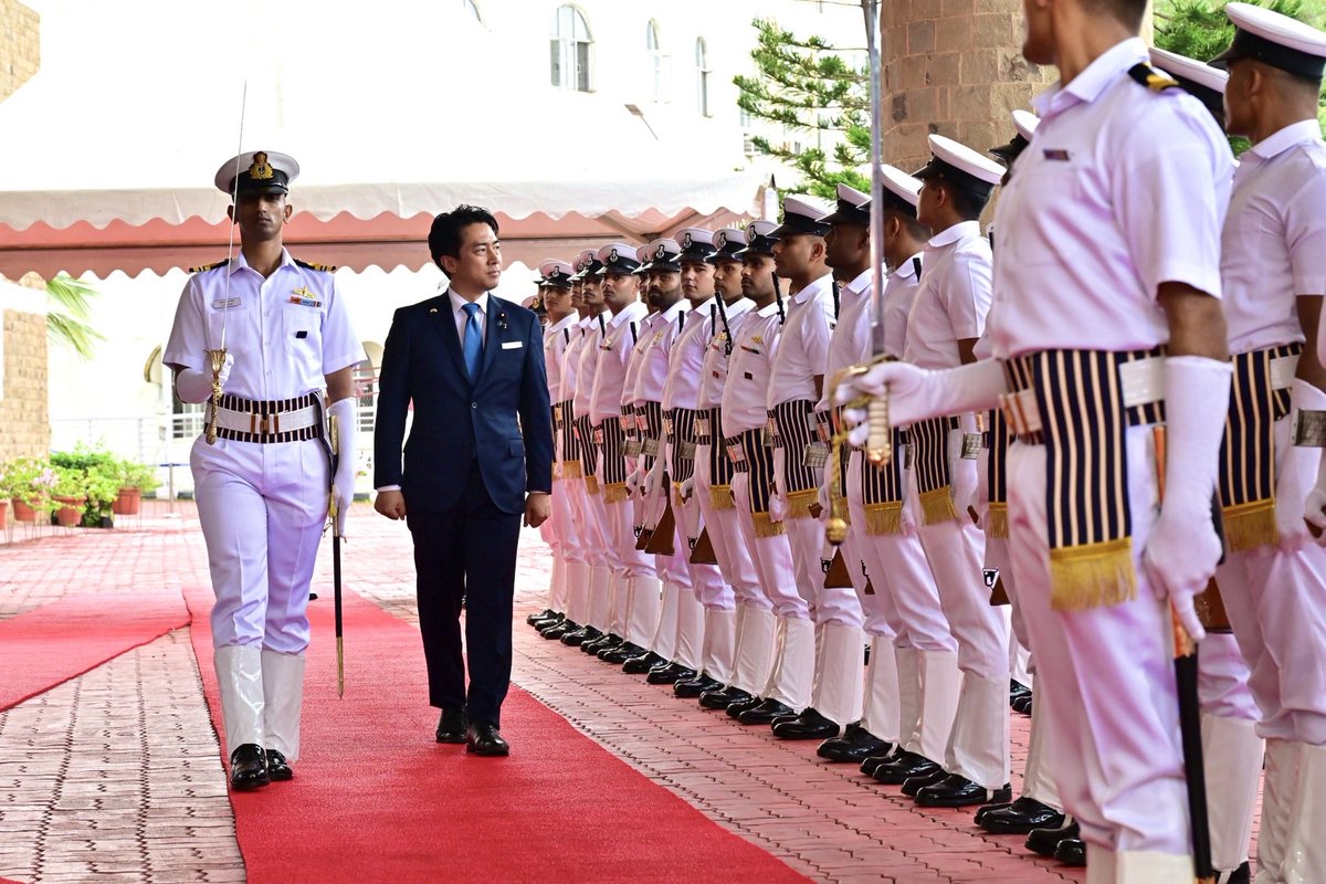 ModJapan_jp's tweet photo. 8月19日、インドを訪問中の小泉防衛大臣は、ムンバイに所在するインド海軍西部コマンドを訪問しました。スワミナタン海軍参謀長とブァツァヤン西部コマンド司令官と懇談し、ブリーフィングを受けた後、インド海軍の艦艇「チェンナイ」を視察しました🇯🇵🤝🇮🇳 https://t.co/UujfLyMruz