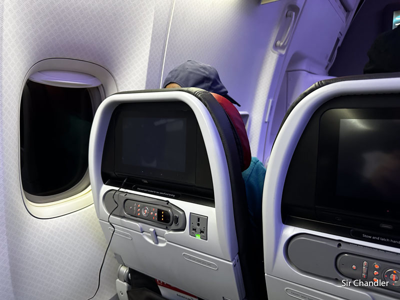 SirChandlerBlog's tweet photo. American Airlines volverá a poner pantallas en los aviones de un solo pasillo https://t.co/zeJyNe24gv https://t.co/Dgnayi3V0X