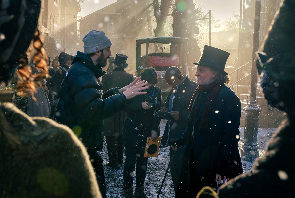 ParamountBrasil's tweet photo. Johnny Depp e o diretor Ti West nos bastidores de Ebenezer e os Fantasmas do Natal 🎥

O filme estreia dia 12 de novembro, somente nos cinemas. https://t.co/8da41zXhqE