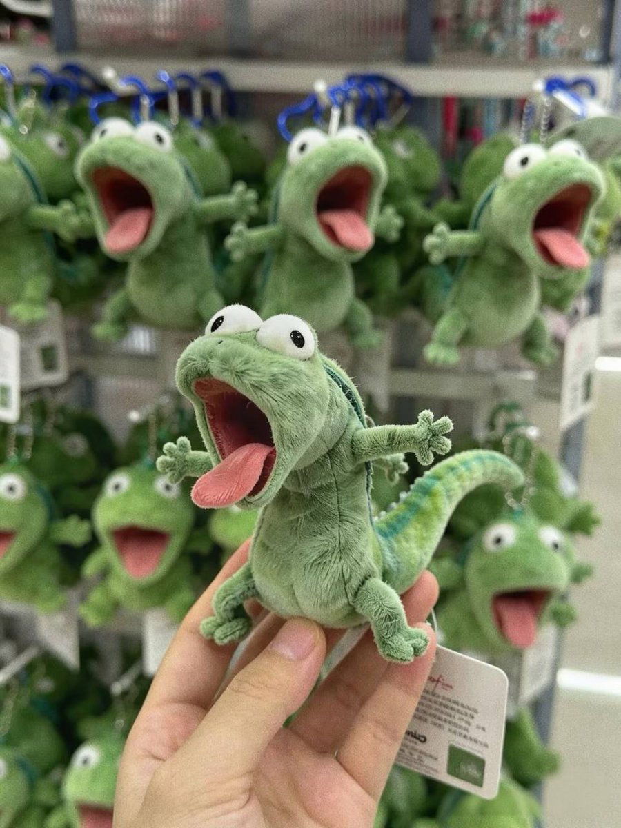 laufaaren's tweet photo. GUYS... KADAL PLENGER ADA VERSI PLUSHIE BAG CHARMNYA, GEMES BANGET 😭🤚 https://t.co/CvAUO1PGaV