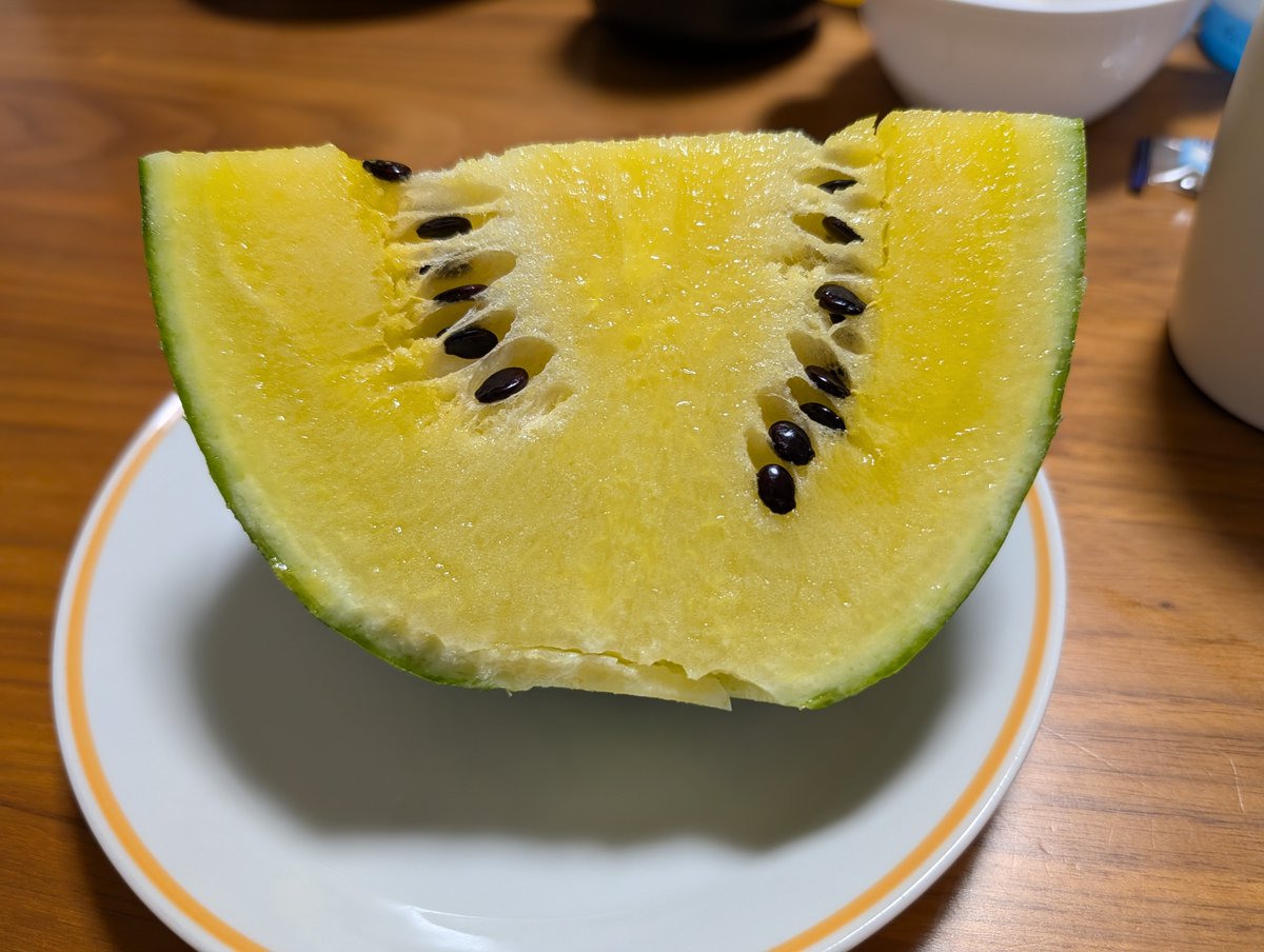 Shuffle5353's tweet photo. 初めて黄色いスイカたべる https://t.co/U8bxl8BM1Q