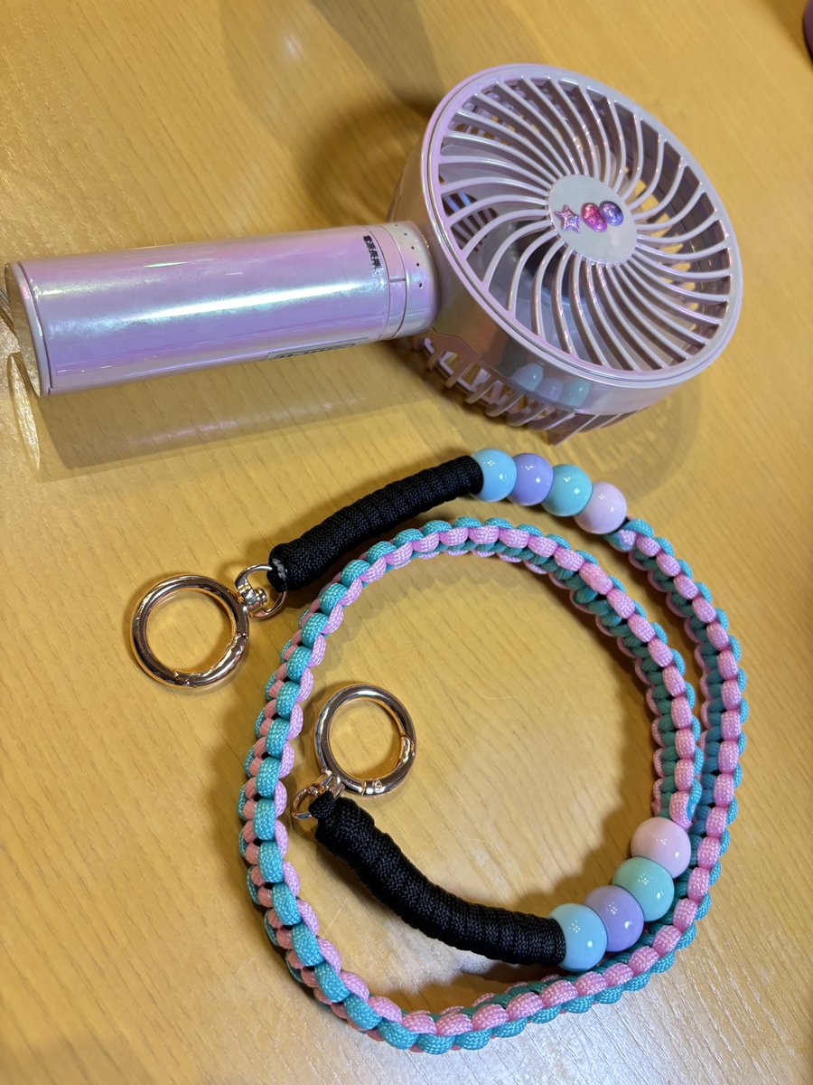 kaede516's tweet photo. 久しぶりにX開いた
生きてます！

最近パラコード編みを始めました
娘のハンディファンのネックストラップ⬇️ https://t.co/kEPdzwItC4
