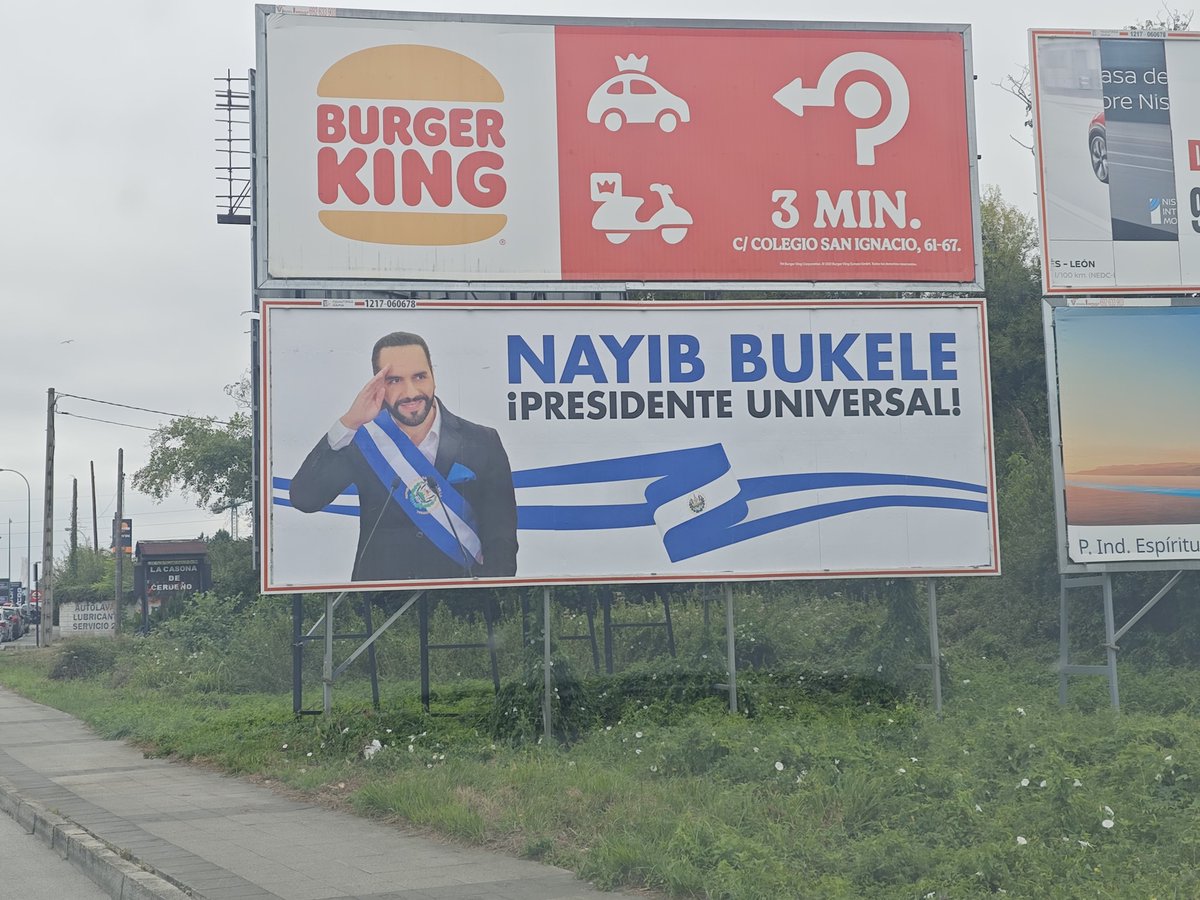jalvarezareces's tweet photo. Visto en Oviedo.
A primera vista parece surrealista. Pero no: refleja perfectamente a qué nos enfrentamos. El culto al líder y la fascinación por el autoritarismo. De aquí a las elecciones del 27 vamos a ver cosas que no creeriamos posibles. 
A ver si la gente cae del guindo👇🏻 https://t.co/K7X1jNLbJ0