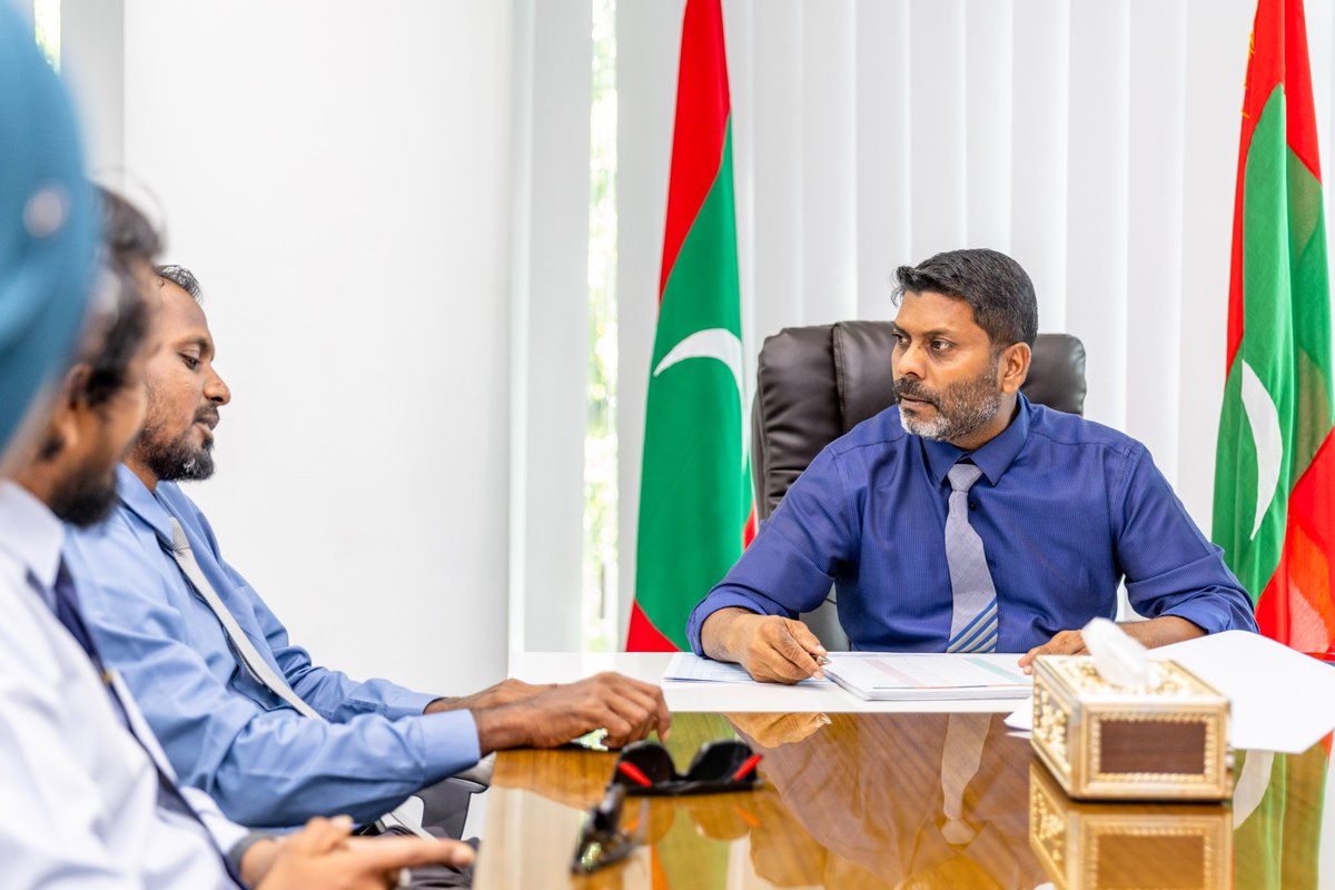 MoYSF_mv's tweet photo. ޒުވާނުން ބާރުވެރިކުރުވުމާއި، ކުޅިވަރާއި ހަށިހެޔޮކަމާ ބެހޭ ވަޒީރު ޢަބްދުﷲ ރާފިޢު މިއަދު ވަނީ އދ. ހަންޏާމީދޫ ކައުންސިލާ ބައްދަލުކުރައްވާ އެރަށުގައި މިވަގުތު ކުރިއަށްދާ ކުޅިވަރުގެ މަޝްރޫޢުތަކާ ގުޅޭގޮތުން މަޝްވަރާކުރައްވާފައި. https://t.co/pAMnp7ov4f