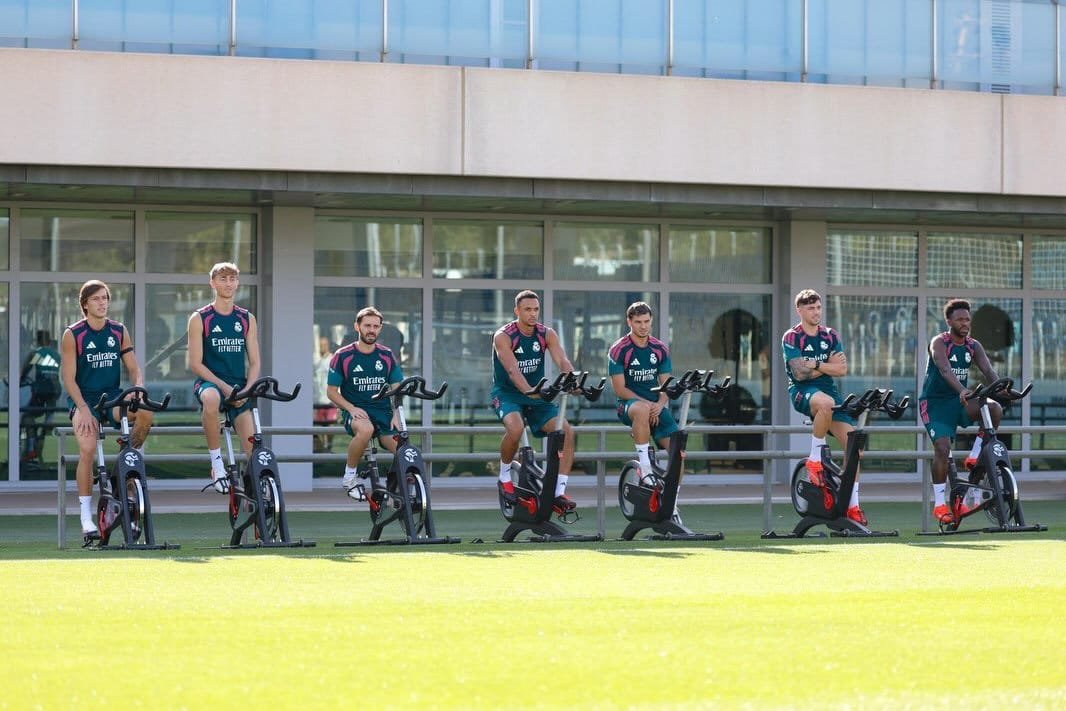 MUNARMA_'s tweet photo. TEAM 🚲 https://t.co/xIO7JtV7s1