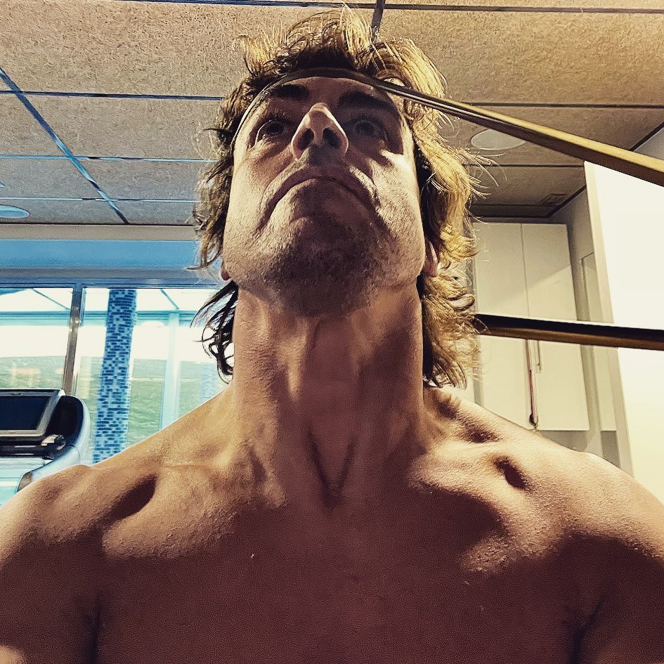 Nachez98's tweet photo. 🥵 Jake Humphrey sobre el físico de Fernando Alonso:

😭 "Nunca había visto nada más hermoso en mi vida que Fernando Alonso envuelto en una toalla"

"Lo vi después de un masaje durante una jornada juntos en Fiorano"

👽 "Y no soy gay, pero ese cuerpo… Dios mío. Era como el espécimen humano perfecto"

📺 High Performance Podcast