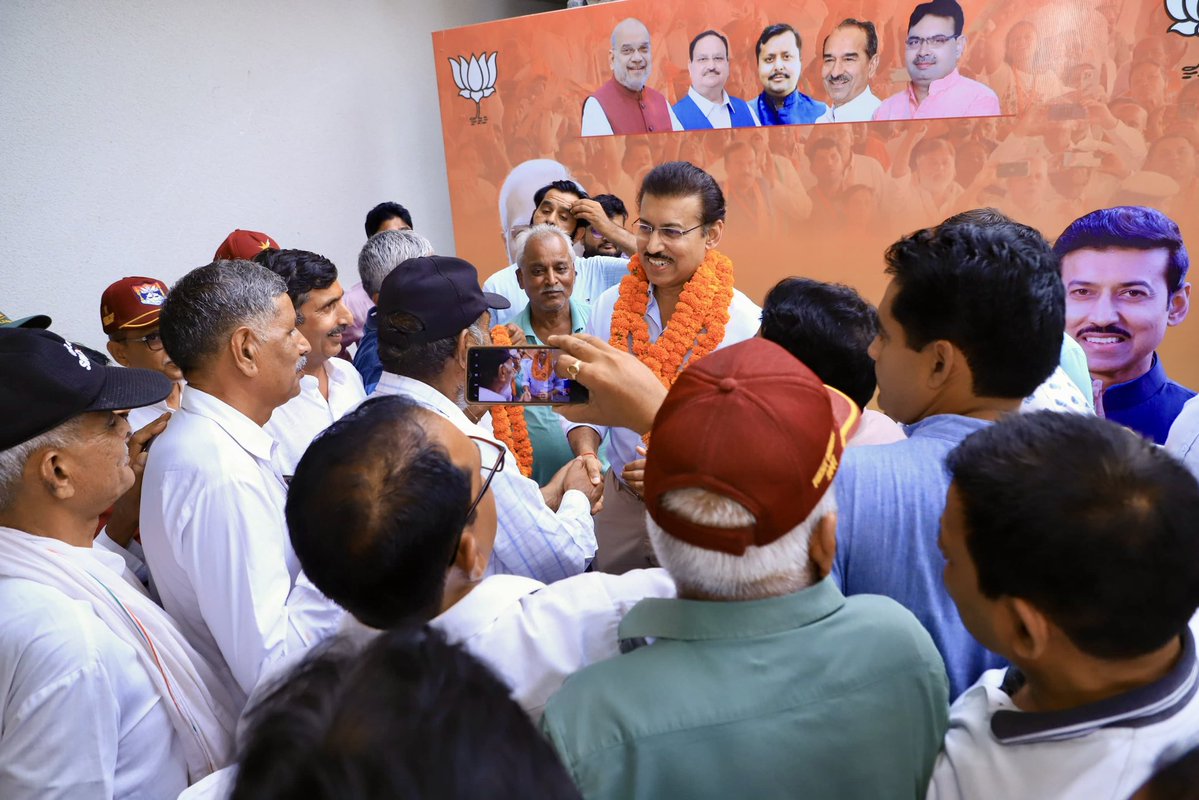 Ra_THORe's tweet photo. मंगलम सिटी, निवारू, बोतावाल समेत झोटवाड़ा के विभिन्न वार्डों, ग्राम पंचायतों से पधारे स्वजनों से आत्मीय मुलाकात की। 

झोटवाड़ा में अटल प्रगति पथ समेत विकास कार्यों के निर्माण एवं विस्तार को लेकर अपनों के चेहरों पर खुशी देखकर मन को संतोष हुआ। आप सभी ��े स्नेह ��र सम्मान के लिए हृदय से आभार। आपके सहयोग और विश्वास से झोटवाड़ा के विकास की यह यात्रा निरंतर आगे बढ़ रही है।

#राजस्थान #झोटवाड़ा #जयपुर #Rajasthan #Jhotwara #Jaipur
