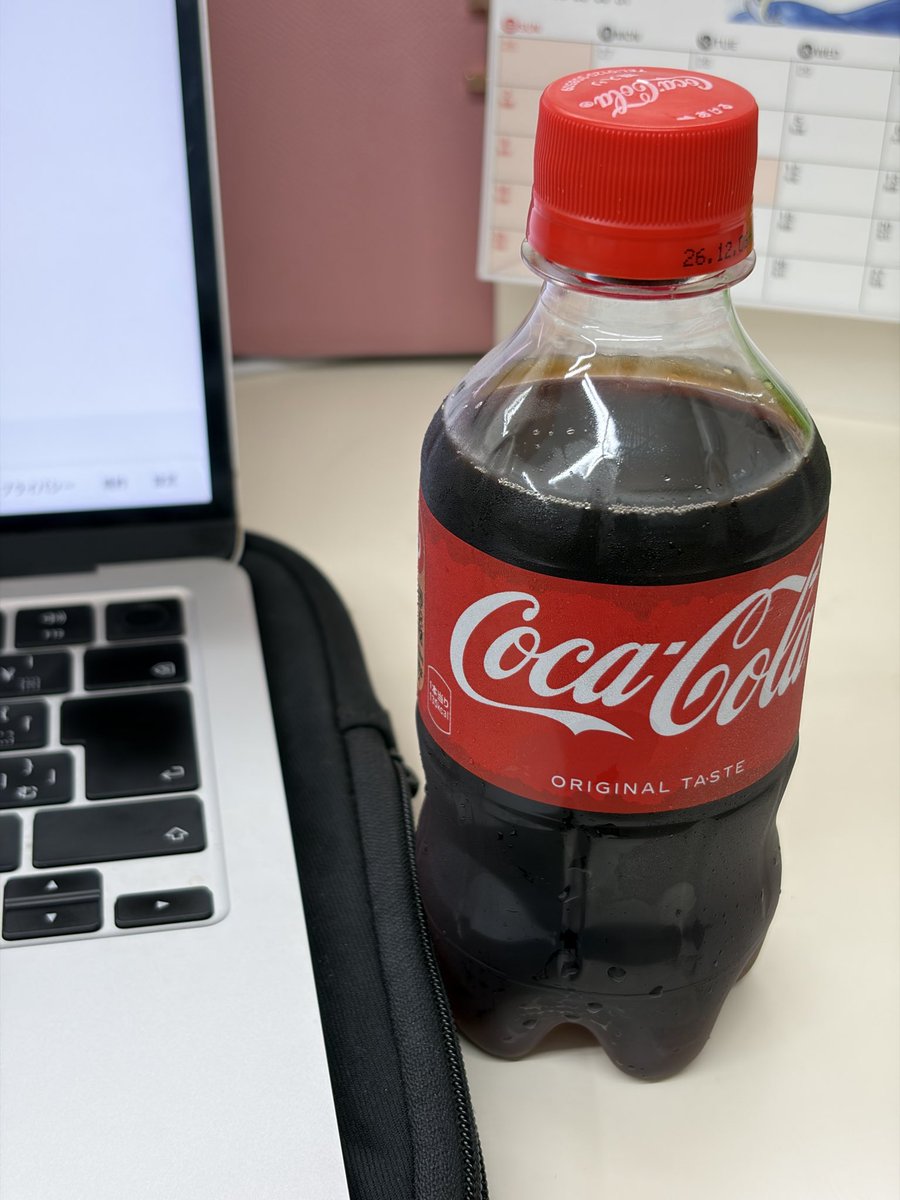 adachiitukiph's tweet photo. 私が疲労困憊しているところ 社長が差し入れてくださいました🥤

コーラを飲むことで
ｾﾛﾄﾆﾝとﾉﾙｱﾄﾞﾚﾅﾘﾝが調節される と、勝手に思い込んでおります🙈

あと3フンバリ💪
「はぁ…」より「よしっ！」
を掛け声に乗り切ります！ https://t.co/BRO9THdtKL