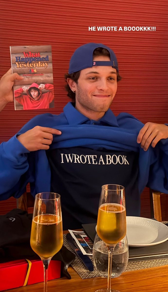 mattluvbot's tweet photo. seeing matt being celebrated is the cutest &amp; most heartwarming thing ive seen today. he is so loved :(( https://t.co/1ozhQhwsG6