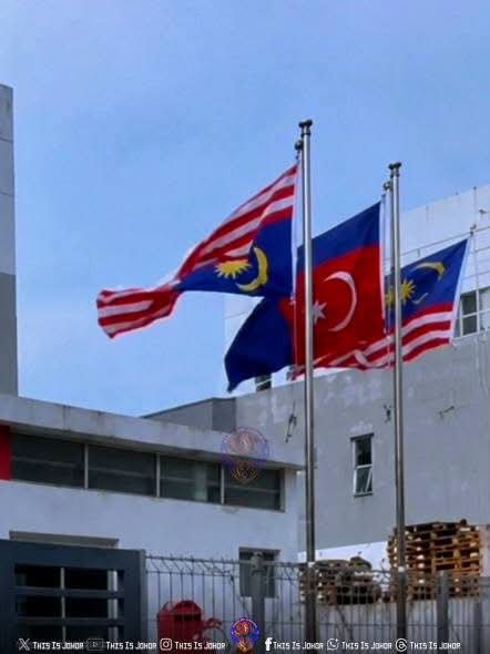 update11111's tweet photo. Lagi Kes Bendera Malaysia Dan Bendera Johor Di Pasang Secara Terbalik Di Johor. Kejadian Berlaku Di Kawasan SILC, Iskandar Puteri. 

#Johor https://t.co/PyOmSstuPs