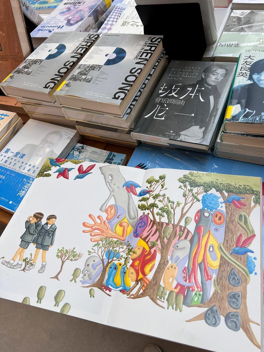 Corayxmq's tweet photo. I love being surrounded by the aroma of books in the library. https://t.co/wYWgdCDgLr