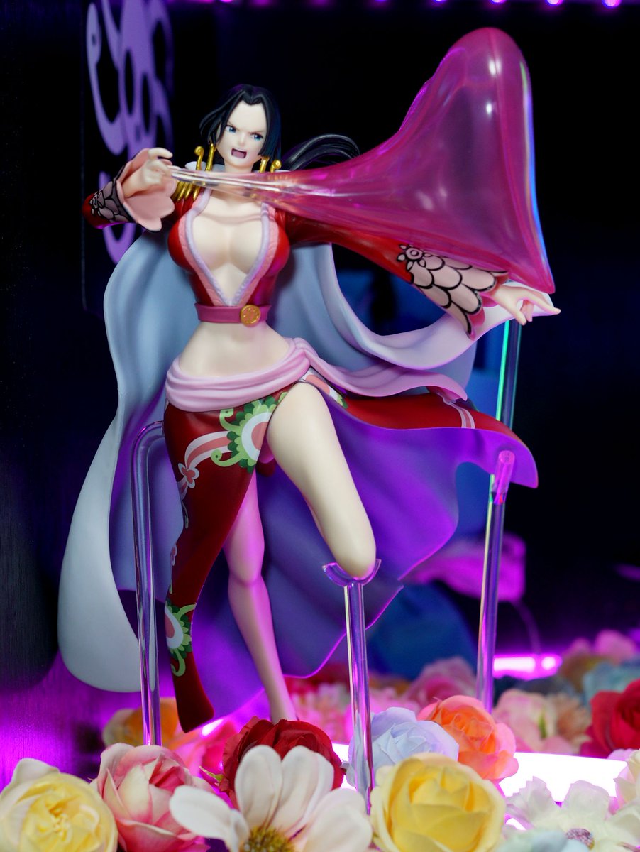 s14v36's tweet photo. 【愛の一撃！メロメロメロウ❤️】

のフィギュア構成
一番くじとワーコレの5体
最初３体でしたが、
後ろが寂しかったので姉妹追加しました😆
お盆中に出来たので夏休みの工作😁

#メロメロメロウ
#ボアハンコック
#ワンピースディスプレイ
#フィギュア倶楽部
#onepiece https://t.co/OafBTvHboF