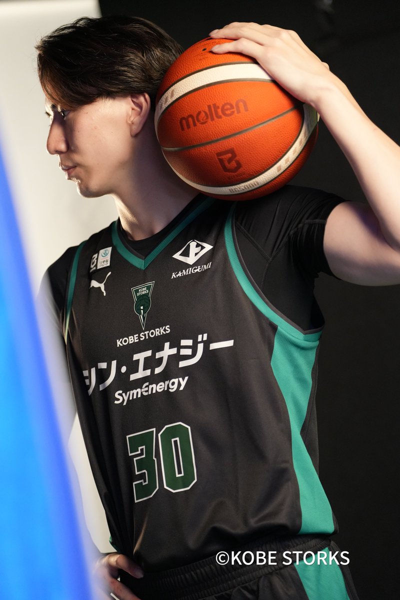 STORKS_OFFICIAL's tweet photo. 王子と昨日Instagramに投稿したみっちーの別カットもあわせておいておきます📸
（みっちーはクラブからのオーダーで何やら自撮りを…🤔）

#神戸ストークス
#金田龍弥
#中島三千哉 https://t.co/8fEGt4YFKH
