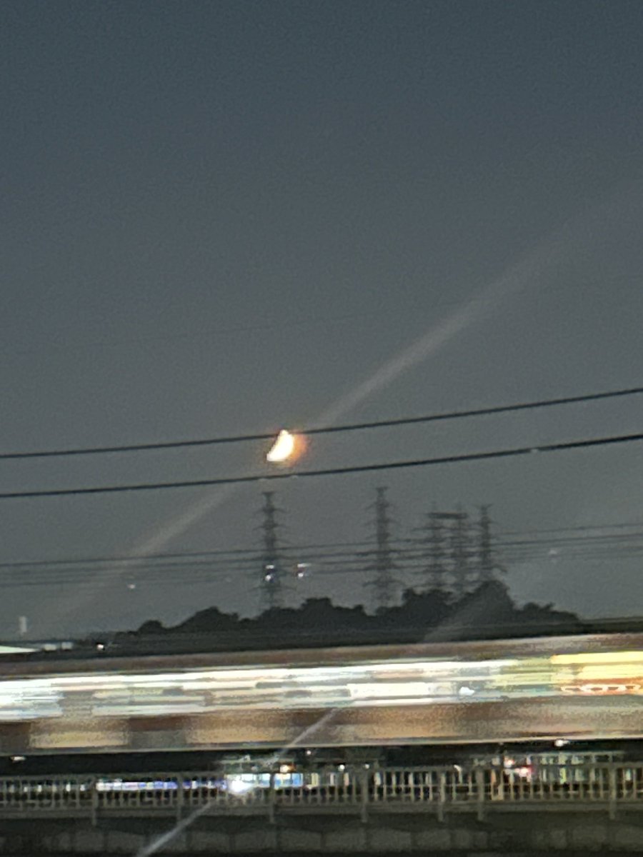 mochandees's tweet photo. 写真じゃ全く伝わらないけど、今日の月オレンジで欠けてるけど大きくて綺麗🌙‼️
はちみつかけたみたいな色してる https://t.co/SDdpWLzRsc