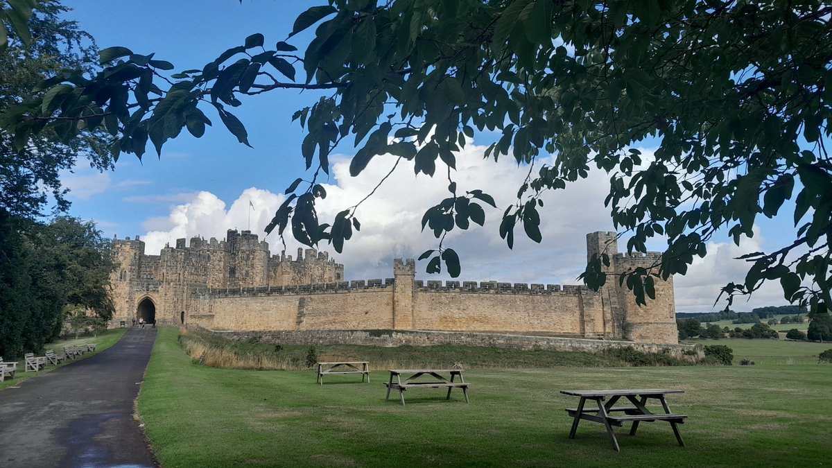 EmNeail's tweet photo. Alnwick Castle this morning https://t.co/DgC55UArnK