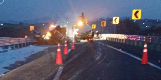 GN_Carreteras's tweet photo. #Tomesusprecauciones en #Michoacán se registra cierre parcial de circulación cerca del Km 139+500 de la autopista Guadalajara-Atlacomulco con dirección a Maravatio. Atienda indicación vial. https://t.co/6OQDUp9J3H