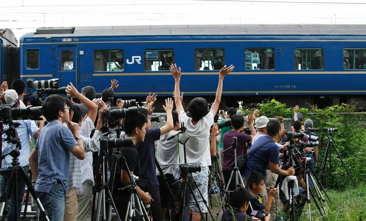tkzwgrs's tweet photo. 【撮り鉄速報】電車遅延を競い合う最悪な撮り鉄グループを摘発

■14～17歳の撮り鉄7名
・非常停止ボタンを押す／踏切に立ち入るなど電車を止める迷惑行為を繰り返した偽計業務妨害容疑
・「仲間内で誰が一番遅延させたかを競っていた」「遅延の理由が自分であることを自慢したかった」と供述
・スマホ には「今日は埼玉に集まって電車止めよう」といったメールのやりとりも

https://t.co/atAQwAPtcb