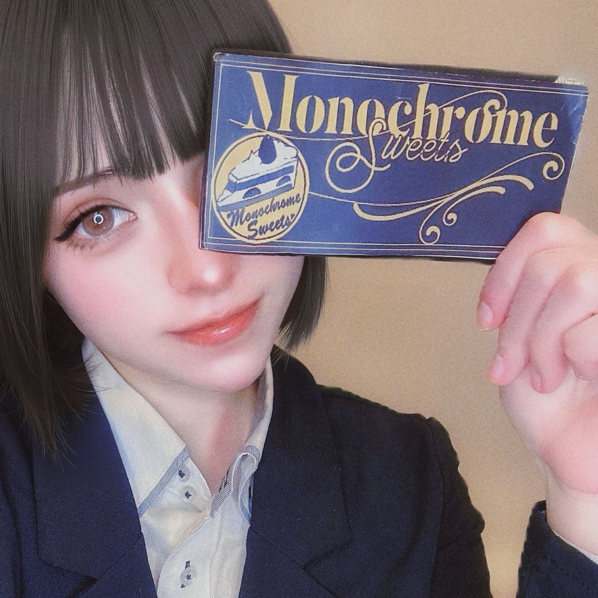 vsseangels's tweet photo. モノクロイラスト担当に描かせたイラストと
モノクロコスプレ担当にコスプレさせた写真

４枚目の「Monochrome Sweets Chocolate」を持たせた写真は、モノクロの宣伝用として撮らせたものだが、ゲーム内実績解除のご褒美で封入している

そのゲームは↓

#フリーゲーム #ホラーゲーム https://t.co/0nG8yiwf9e