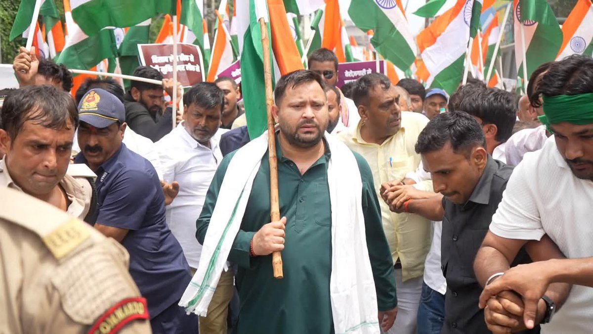 yadavtejashwi's tweet photo. हक़ की एक ललकार उठी है , युवाओं की हुंकार उठी है!

युवा एकता जिंदाबाद 
लायेंगे अब इंक़लाब!
📍राजभवन मार्च, पटना #TejashwiYadav https://t.co/wXD6Sv3MVk