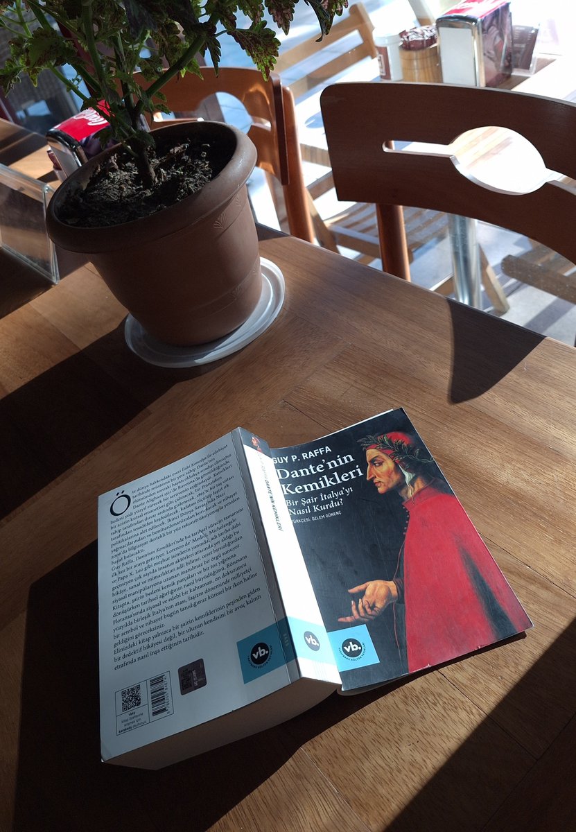 beingbeyzaozkan's tweet photo. Şairler, bir toplum tasavvurunun kuruluşunda öncü kişilerdir. Dante'nin de bu noktada anlam ve önemi, altı yüzüncü doğum gününde keşfedilen bedeni vesilesiyle anlaşılıyor. 

Şairler, toplumun da bedenidir diyebiliriz o halde. 

@VakifBankKY https://t.co/HF1sAkPBnN