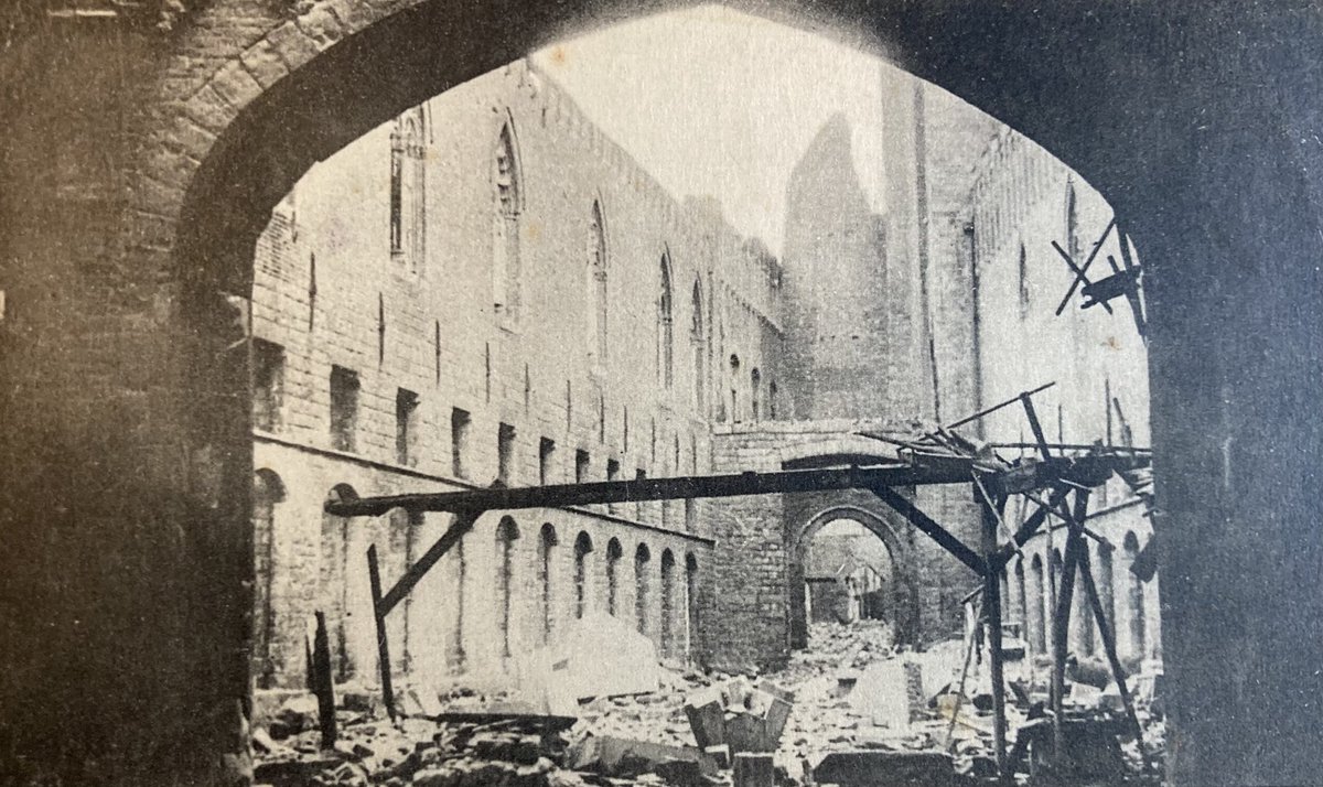 KJvanWijk's tweet photo. Toen & nu #Ieper 1914
#InFlandersFields
De binnenplaats van de Lakenhallen na de eerste Duitse beschietingen. https://t.co/if6ek1EfQG