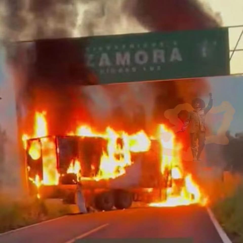Ramiro_Escoto's tweet photo. #Ahora| tras los enfrentamientos, quema de vehículos y un operativo coordinado entre fuerzas de seguridad nacioanlen la zona de #Zamora en #Michoacán se reportan al menos 5 personas fallecidas. https://t.co/2Q2imv319j