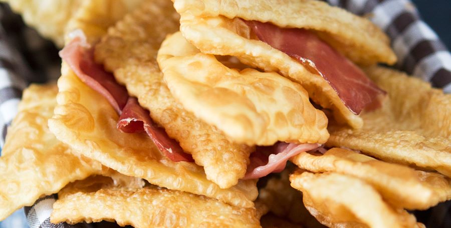 turismoER's tweet photo. Team "il" gnocco fritto?!
In questo articolo trovi ricetta e varianti locali di una deliziosa specialità emiliana😋https://t.co/0VTMtvOvt1
Ph. Comune di Modena | #inEmiliaRomagna #VisitEmiliaRomagna #FoodValley https://t.co/dIzRzlGWz5