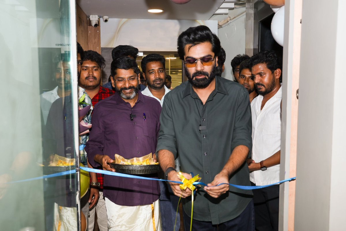 senthil_0612's tweet photo. Savukku media's New office opening cermony with STR
அண்ணன் mind voice :என் ஆட்டம் இனிமேல் சிலம்பாட்டம் 💥 https://t.co/yIb8iYoAC1