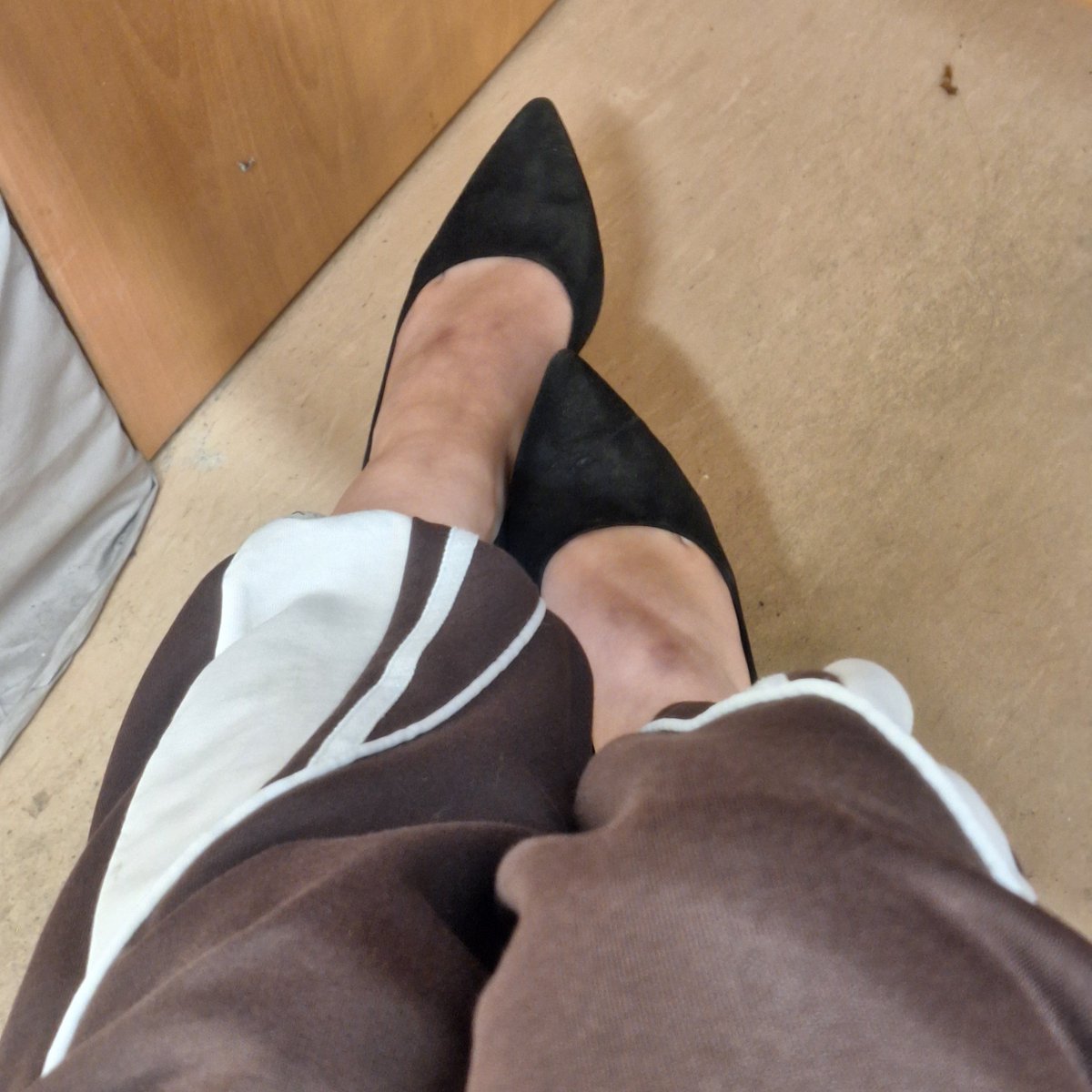 _oshiete_yo's tweet photo. Раздаю стиля на заводе каблуками со спортивками 
(Я попала под дождь и сушу носки с кроссовками) https://t.co/NcdjicXBqK