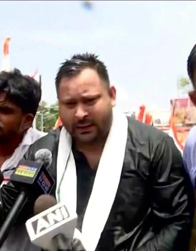 yadavtejashwi's tweet photo. ये युवा हौसले हैं 
पानी की बौछारों से 
तुम्हारे अत्याचारों से 
गोली की बौछारों से 
हार मानने वाले नहीं हैं! https://t.co/ain9mWPwoE
