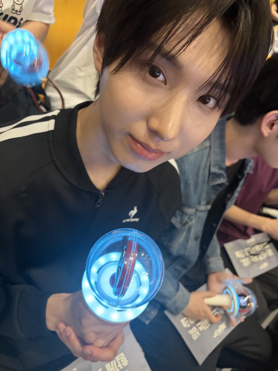 kickbille's tweet photo. 나도 이 각도에서 주왕이 보고 싶어
 ㄴ (의자 위를 더벅더벅 올라가며) https://t.co/sOSnYKtZYH