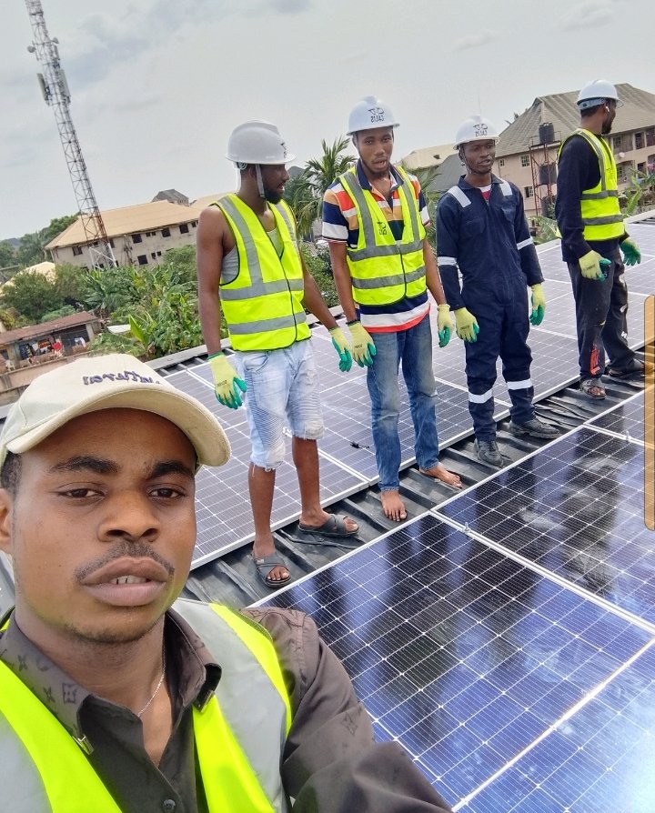 Messiah83293368's tweet photo. PLEASE🙏 Nigerians, I'm a young engineer who finished apprenticeship in Jan. but I'm currently starving and struggling badly in Owerri. I install Solar systems, CCTV and POS software for supmarkts &amp; pharmacies. Any job, recommendation, or money will save my life right now please https://t.co/W6GLfODatK